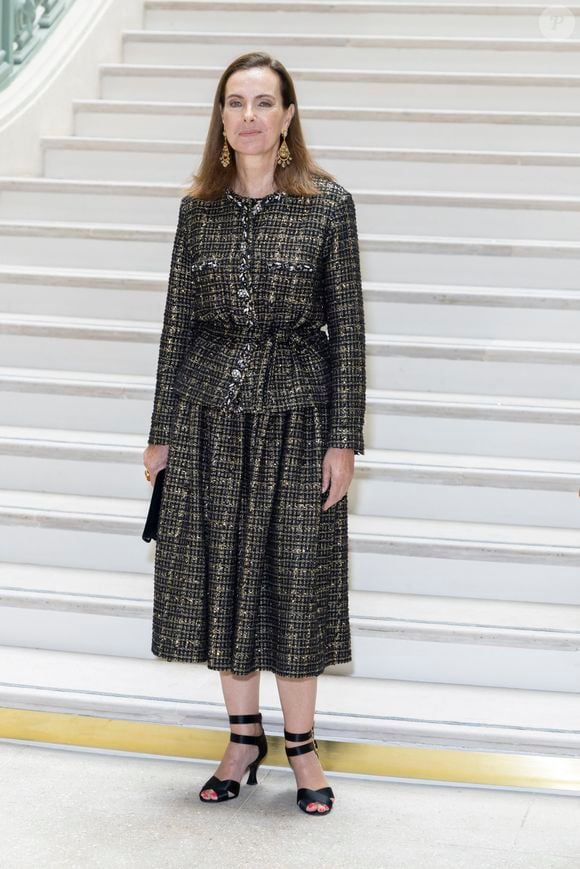 Carole Bouquet, fidèle à la maison, a opté pour une silhouette noire et or, marquant des retrouvailles discrètes avec son ex-belle-fille. 

Carole Bouquet au défilé Chanel 2 "Collection Haute Couture Automne/Hiver 2025-2026" lors de la Fashion Week de Paris, le 8 juillet 2025.

© Olivier Borde / Bestimage