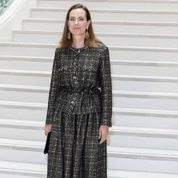 Carole Bouquet, fidèle à la maison, a opté pour une silhouette noire et or, marquant des retrouvailles discrètes avec son ex-belle-fille. 

Carole Bouquet au défilé Chanel 2 "Collection Haute Couture Automne/Hiver 2025-2026" lors de la Fashion Week de Paris, le 8 juillet 2025.

© Olivier Borde / Bestimage