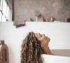 L'utilisation excessive d'appareils chauffants fragilise sa structure au fil du temps, quand le stress, la fatigue et les fluctuations hormonales ralentissent l'apport des nutriments essentiels vers les racines.