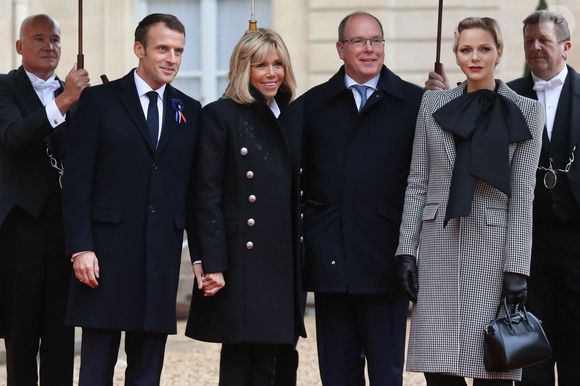Le président de la République française Emmanuel Macron et sa femme la Première Dame Brigitte Macron (Trogneux) avec le prince Albert II de Monaco et la princesse Charlène (avec un noeud XL) - Le président de la République française et sa femme la Première Dame reçoivent les présidents avant la cérémonie du Centenaire de l'Armistice de la Première Guerre Mondiale, au palais de l'Elysée à Paris, France, le 11 novembre 2018. © Stéphane Lemouton/Bestimage