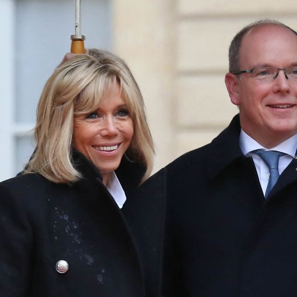 Le président de la République française Emmanuel Macron et sa femme la Première Dame Brigitte Macron (Trogneux) avec le prince Albert II de Monaco et la princesse Charlène (avec un noeud XL) - Le président de la République française et sa femme la Première Dame reçoivent les présidents avant la cérémonie du Centenaire de l'Armistice de la Première Guerre Mondiale, au palais de l'Elysée à Paris, France, le 11 novembre 2018. © Stéphane Lemouton/Bestimage