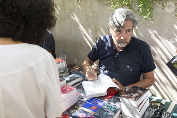 Exclusif - Jacques Ravenne - Séance de dédicaces "Les plumes de Ramatuelle" au café de l'Ormeau en marge du 41ème Festival de Ramatuelle le 7 aout 2025. © Cyril Bruneau / Festival de Ramatuelle / Bestimage
