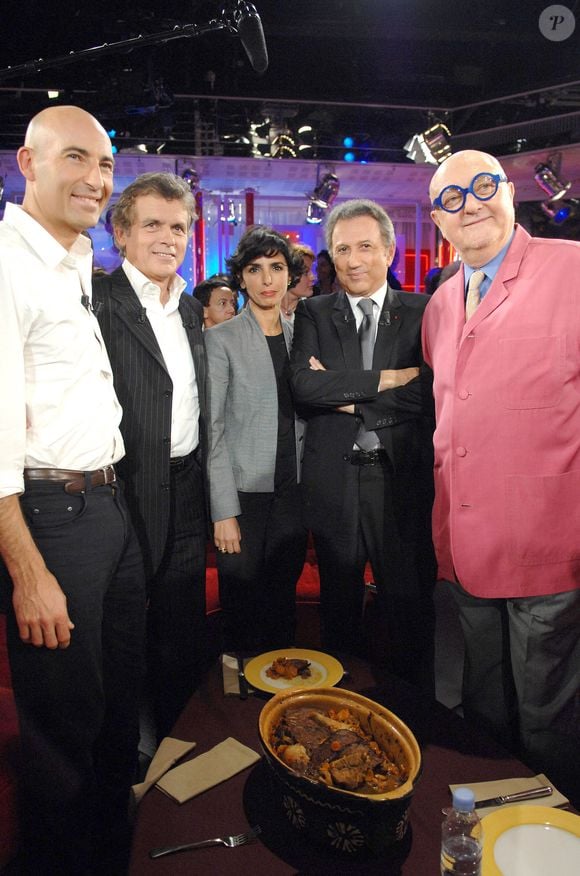 De gauche à droite : Nicolas Canteloup, Claude Serillon, la ministre française de la Justice Rachida Dati et Michel Drucker posent à la fin de l'enregistrement de l'émission 'Vivement Dimanche' au Studio Gabriel à Paris, France, le 3 octobre 2007. L'émission sera diffusée le 7 octobre 2007. Photo Christophe Guibbaud/ABACAPRESS.COM