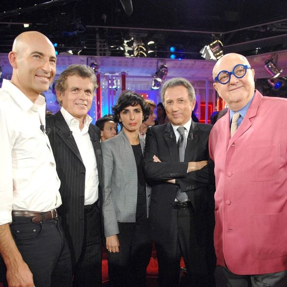 De gauche à droite : Nicolas Canteloup, Claude Serillon, la ministre française de la Justice Rachida Dati et Michel Drucker posent à la fin de l'enregistrement de l'émission 'Vivement Dimanche' au Studio Gabriel à Paris, France, le 3 octobre 2007. L'émission sera diffusée le 7 octobre 2007. Photo Christophe Guibbaud/ABACAPRESS.COM