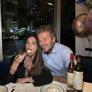 Comment peut-on croire que Victoria Beckham a 50 ans ? 

Victoria Beckham à table - son mari David Beckham dévoile des clichés improbables pour ses 50 ans sur Instagram