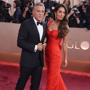 George et Amal Clooney ont arboré des tenues parfaitement ajustées à leur silhouette.

Les célébrités du cinéma et de la télévision sont arrivées au Beverly Hilton pour la 83ème édition des Golden Globe Awards à Beverly Hills.