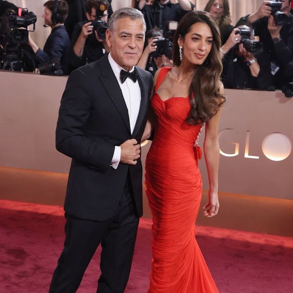 George et Amal Clooney ont arboré des tenues parfaitement ajustées à leur silhouette.

Les célébrités du cinéma et de la télévision sont arrivées au Beverly Hilton pour la 83ème édition des Golden Globe Awards à Beverly Hills.