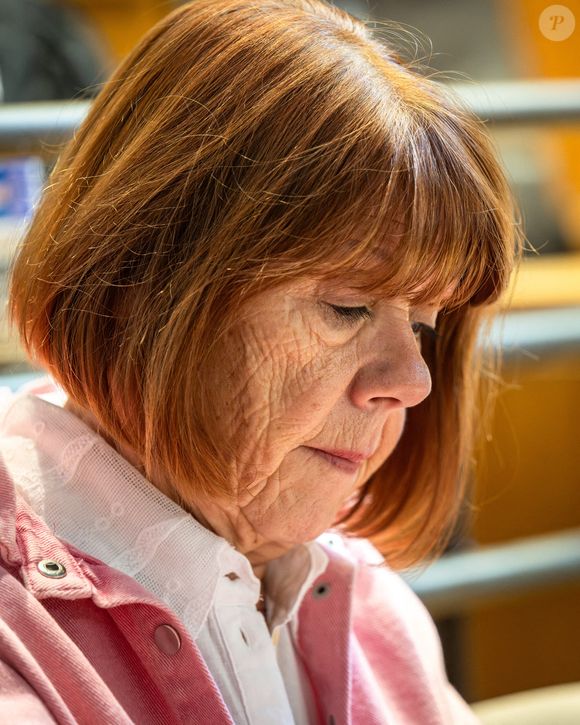 Gisèle Pelicot est vue dans la salle d'audience attendant le verdict du procès en appel de Husamettin Dogan dans l'affaire du viol de Mazan à Nîmes, France, le 9 octobre 2025. Photo by Laurent Coust/ABACAPRESS.COM