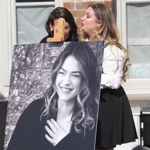 Emilie Dequenne nous a quittés il y a 5 mois

Adeline Quenon, la soeur aînée d'E.Dequenne, et Milla Savarese, la fille unique d'E.Dequenne - 300 personnes réunies pour rendre hommage à Emilie Dequenne dans sa ville de Chièvres (Belgique),© Photonews / Bestimage