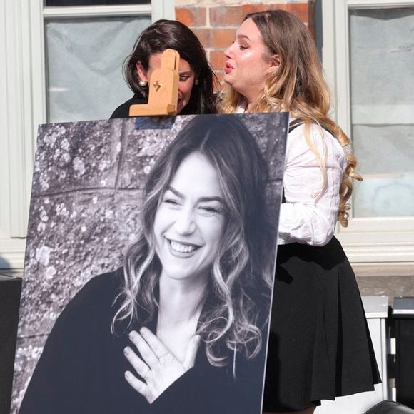 Emilie Dequenne nous a quittés il y a 5 mois

Adeline Quenon, la soeur aînée d'E.Dequenne, et Milla Savarese, la fille unique d'E.Dequenne - 300 personnes réunies pour rendre hommage à Emilie Dequenne dans sa ville de Chièvres (Belgique),© Photonews / Bestimage