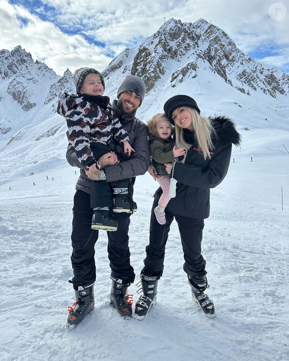 Jessica Thivenin et son mari Thibault au ski avec leurs enfants Maylone et Leewane