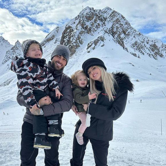 Jessica Thivenin et son mari Thibault au ski avec leurs enfants Maylone et Leewane
