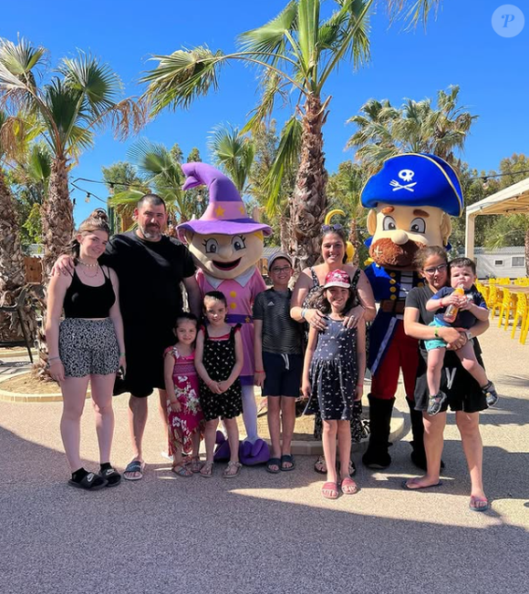 Ainsi, Laëtitia et Benjamin Servières font une garde alternée dans la maison familiale et laisse la place à l'autre parent quand vient son tour... 
La famille de Laetitia et Benjamin Servières