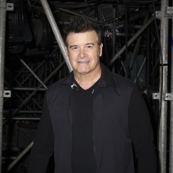 Sa tournée devait avoir lieu en 2024, mais le Canadien s'était retrouvé contraint de l'annuler.

Exclusif - Roch Voisine - Backstage lors de l'enregistrement de l'émission "La fête de la Musique" à Reims le 21 juin et diffusée le 22 juin à 21h10 sur France 2 et sur France.tv. 
© Jack Tribeca / Jeremy Melloul / Bestimage