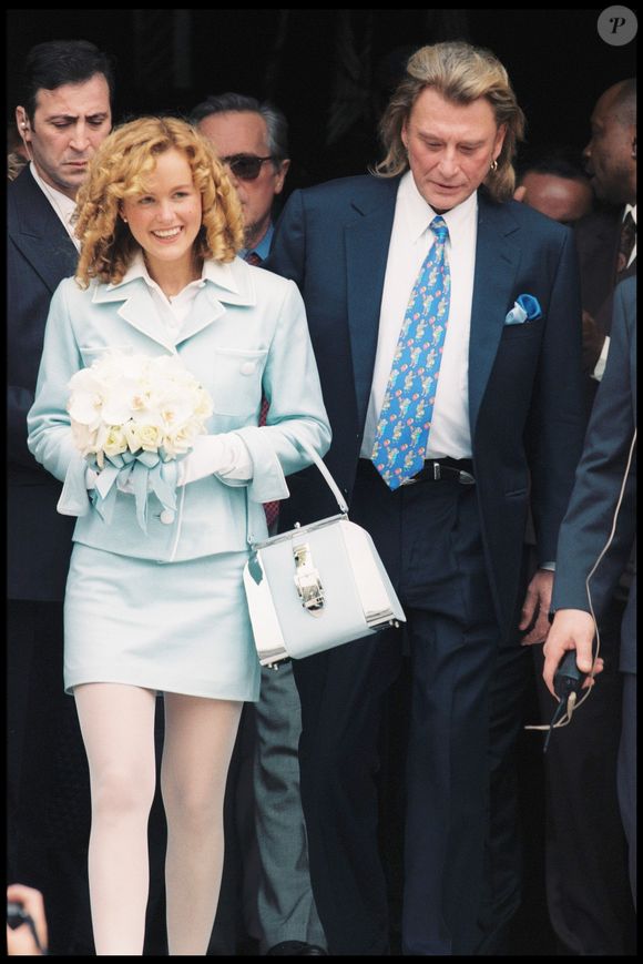 ARCHIVES - LAETICIA HALLYDAY ET JOHNNY HALLYDAY A LA SORTIE DE LA MAIRIE DE NEUILLY SUR SEINE, LE JOUR DE LEUR MARIAGE EN 1996