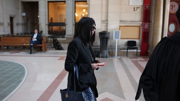 Isabelle Adjani arrive pour la tenue de son procès en appel (chambre 2-13) pour fraude fiscale, au Palais de Justice de Paris, le 27 février 2026.
© Julien Sarkissian/Bestimage