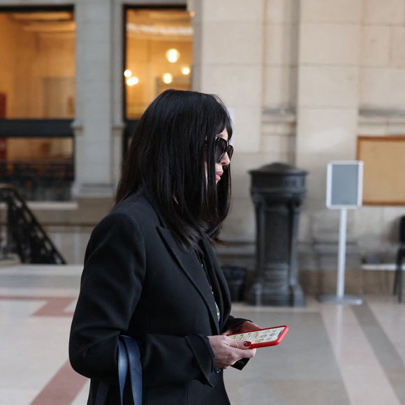 Isabelle Adjani arrive pour la tenue de son procès en appel (chambre 2-13) pour fraude fiscale, au Palais de Justice de Paris, le 27 février 2026.
© Julien Sarkissian/Bestimage
