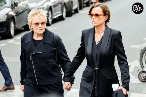La comédienne a rendu hommage au courage et à la personnalité de celle qu’elle aime depuis vingt ans.

Muriel Robin et sa femme Anne Le Nen aux obsèques de Bernadette Chirac en la basilique Sainte-Clotilde à Paris (7ème) le 12 juin 2026. L’ancienne première dame de France est décédée le 5 juin 2026 à l’âge de 93 ans. 
© Jacovides / Liewig / Bestimage