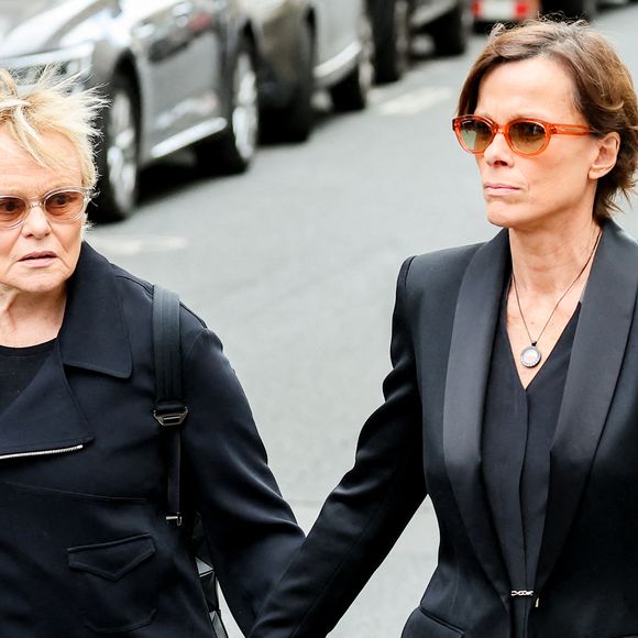 La comédienne a rendu hommage au courage et à la personnalité de celle qu’elle aime depuis vingt ans.

Muriel Robin et sa femme Anne Le Nen aux obsèques de Bernadette Chirac en la basilique Sainte-Clotilde à Paris (7ème) le 12 juin 2026. L’ancienne première dame de France est décédée le 5 juin 2026 à l’âge de 93 ans. 
© Jacovides / Liewig / Bestimage