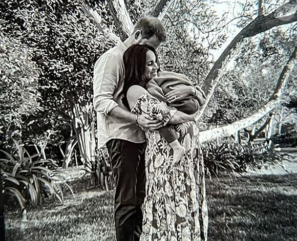 Le prince Harry, duc de Sussex et Meghan Markle, duchesse de Sussex, dévoilent des photos et des vidéos inédites de leur fils Archie dans "Harry & Meghan" (Netflix). La jeune famille peut également être vue dans un court vidéo-clip célébrant le premier anniversaire de Lilibet, avec Archie effronté grimpant sur la table pour aider sa petite sœur à souffler les bougies sur un énorme gâteau. Dans le sixième épisode, la princesse Eugénie rend visite à son cousin Harry aux États-Unis, le réjouissant pour un moment de complicité avec Archie sur la plage. Le 15 décembre 2022.