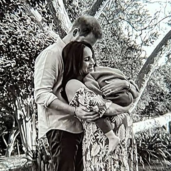 Le prince Harry, duc de Sussex et Meghan Markle, duchesse de Sussex, dévoilent des photos et des vidéos inédites de leur fils Archie dans "Harry & Meghan" (Netflix). La jeune famille peut également être vue dans un court vidéo-clip célébrant le premier anniversaire de Lilibet, avec Archie effronté grimpant sur la table pour aider sa petite sœur à souffler les bougies sur un énorme gâteau. Dans le sixième épisode, la princesse Eugénie rend visite à son cousin Harry aux États-Unis, le réjouissant pour un moment de complicité avec Archie sur la plage. Le 15 décembre 2022.