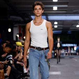 Sean Preston et Jayden James Federline, fils de Britney Spears, ont pour leur part défilé sur le catwalk.

Sean Preston, le fils de Britney Spears au défilé Vêtements Printemps-Été 2027 lors de la Fashion Week masculine de Paris le 26 juin 2026. DPA/ABACA