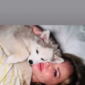 Adriana Karembeu aux côtés de son nouvel animal de compagnie.