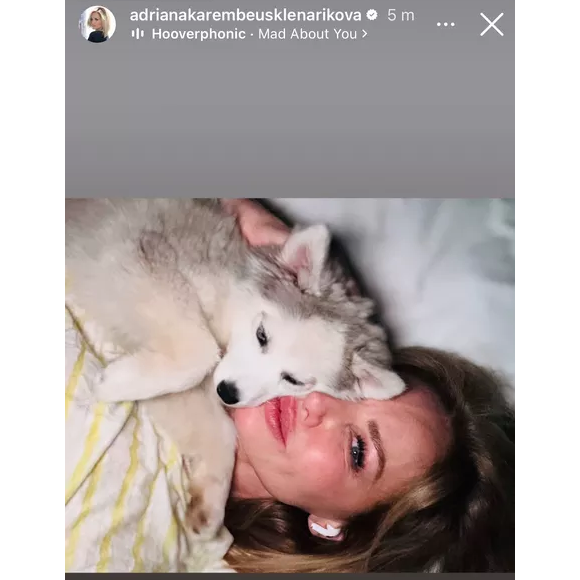 Adriana Karembeu aux côtés de son nouvel animal de compagnie.