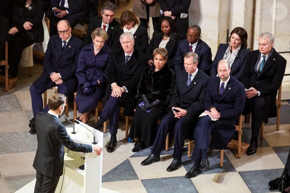 Dicours du président Emmanuel Macron sous le regard de l'assistance composée notamment du Prince Albert II de Monaco, La reine Mathilde de Belgique, Le roi Philippe de Belgique, La grande-duchesse Maria Teresa de Luxembourg, Le grand-duc Henri de Luxembourg, Le prince William, prince de Galles -  Cérémonie de réouverture de la cathédrale Notre-Dame de Paris, le 7 décembre 2024. 
© Dominique Jacovides / Bestimage