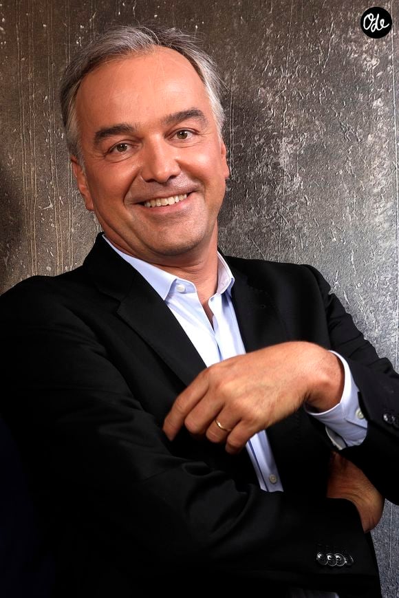 Le lieu de réception n'a pas été dévoilé et les mariés ont manifestement choisi de préserver leur vie privée en limitant les détails rendus publics.

Portrait de Olivier Truchot
