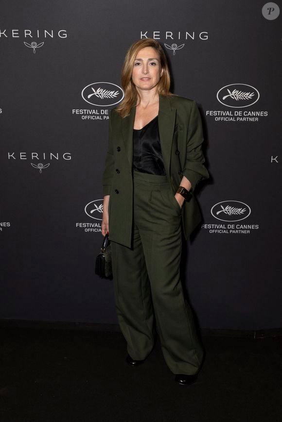Julie Gayet - Photocall du dîner "Women In Motion, Kering", Place de la Castre, lors du 78ème Festival International du Film de Cannes le 18 mai 2025. © Olivier Borde/Bestimage