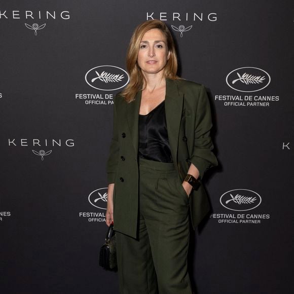 Julie Gayet - Photocall du dîner "Women In Motion, Kering", Place de la Castre, lors du 78ème Festival International du Film de Cannes le 18 mai 2025. © Olivier Borde/Bestimage