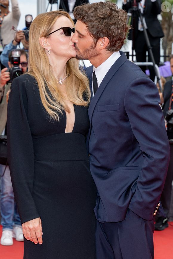 Et pour le plus grand bonheur des photographes, l'acteur a ensuite embrasser tendrement sa partenaire devant les objectifs.

Virginie Efira et Niels Schneider - Montée des marches du film " L'inconnue" lors du 79ème Festival International du Film de Cannes, le 18 mai 2026. © Olivier Borde / Bestimage