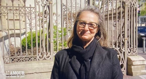 Gilles à la ferme avec ses prétendantes Isabelle et Pascaline dans "L'amour est dans le pré"