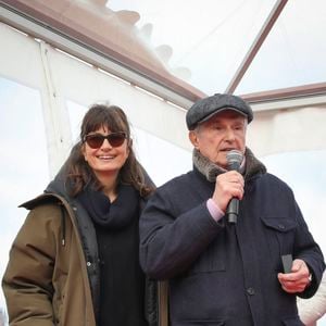 Obsédé à l'idée de filmer chaque bribe et chaque instant de sa vie, le réalisateur de 87 ans n'a pas fait d'exception à la règle le jour de son mariage, bien au contraire.

Valérie Perrin et son compagnon Claude Lelouch - Inauguration de la "Promenade Claude Lelouch" qui porte désormais son nom en présence d’un public nombreux et de la famille du réalisateur à Villers-sur-Mer le 26 mars 2023. © Jack Tribeca / Bestimage