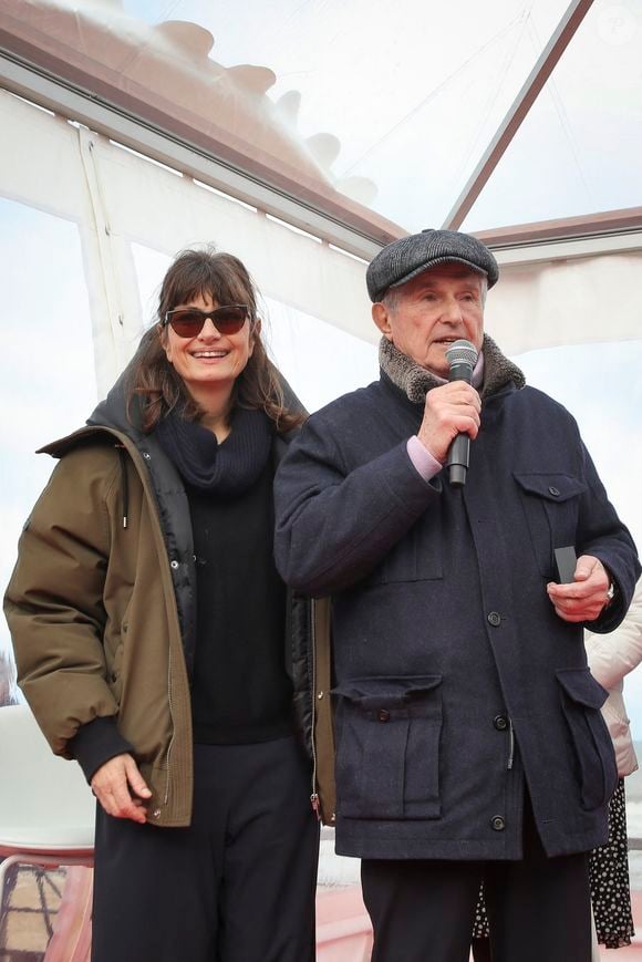 Obsédé à l'idée de filmer chaque bribe et chaque instant de sa vie, le réalisateur de 87 ans n'a pas fait d'exception à la règle le jour de son mariage, bien au contraire.

Valérie Perrin et son compagnon Claude Lelouch - Inauguration de la "Promenade Claude Lelouch" qui porte désormais son nom en présence d’un public nombreux et de la famille du réalisateur à Villers-sur-Mer le 26 mars 2023. © Jack Tribeca / Bestimage