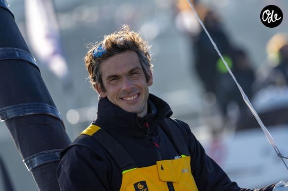 Le skipper de Macif Charlie Dalin remporte la dixième édition du tour du monde en solitaire Vendée Globe en pulvérisant le record de l’épreuve en 64 jours, 19 heures 22 minutes et 49 secondes aux Sables-d'Olonne, France, le 14 janvier 2025. © Alexis Courcoux/Psnewz/Bestimage