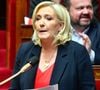 En effet, selon nos confrères du Figaro Immobilier et du Point, le manoir de Montretout sera bientôt vendu.
Marine Le Pen lors d'une séance de questions au gouvernement à l'Assemblée nationale à Paris, France, le 18 février 2025. © Christian Liewig/Bestimage