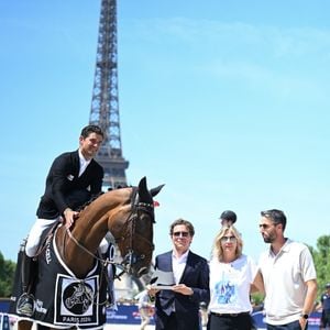 Victor Bettendorf sur Encore Toi du Linon (1er) Virginie Coupérie-Eiffel, Tony Estanguet à la remise du Prix CSI5 1.55m Eiffel Challenge présenté par Région Ile de France lors de la 12ème édition Longines Paris Eiffel Jumping au pied de la Tour Eiffel sur le Champ-de-Mars à Paris, France le 21 juin 2026
© Perusseau / Veeren / Bestimage
