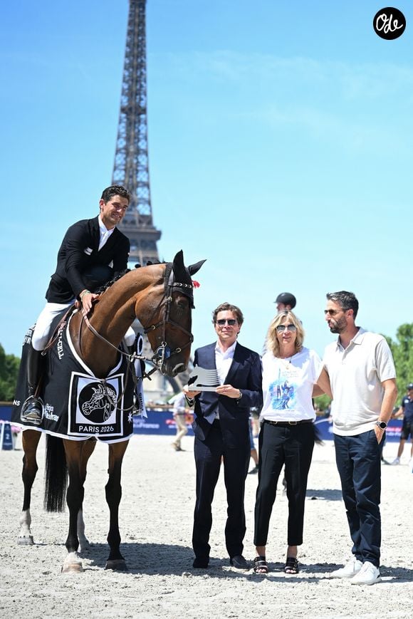 Victor Bettendorf sur Encore Toi du Linon (1er) Virginie Coupérie-Eiffel, Tony Estanguet  à la remise du Prix CSI5 1.55m Eiffel Challenge présenté par Région Ile de France  lors de la 12ème édition Longines Paris Eiffel Jumping au pied de la Tour Eiffel sur le Champ-de-Mars à Paris, France le 21 juin 2026

© Perusseau / Veeren / Bestimage
