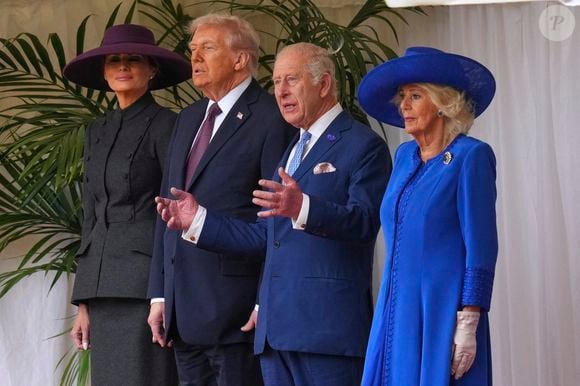 Le président Trump et le roi Charles III d'Angleterre passent en revue la garde d'honneur à leur arrivée au château de Windsor, lors de la deuxième visite d'État du président américain au Royaume-Uni, à Windsor, dans le Berkshire, le 17 septembre 2025.