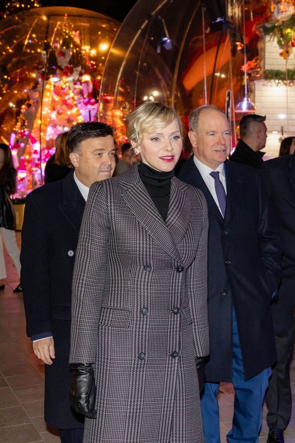 Le prince Albert II de Monaco et la princesse Charlène, avec leurs enfants, les jumeaux princiers, Jacques et Gabriella, ont donné le coup d'envoi des illuminations de la SBM, sur la Place du Casino de Monaco, le 30 novembre 2024 © Olivier Huitel/Pool Monaco/Bestimage