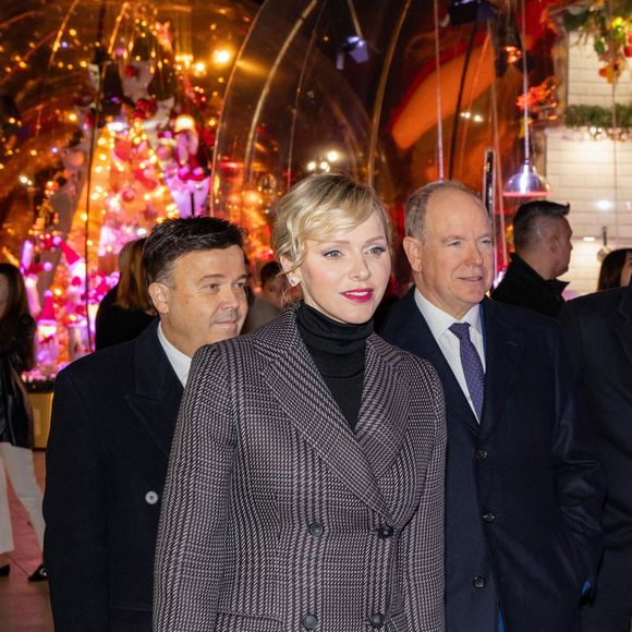 Le prince Albert II de Monaco et la princesse Charlène, avec leurs enfants, les jumeaux princiers, Jacques et Gabriella, ont donné le coup d'envoi des illuminations de la SBM, sur la Place du Casino de Monaco, le 30 novembre 2024 © Olivier Huitel/Pool Monaco/Bestimage