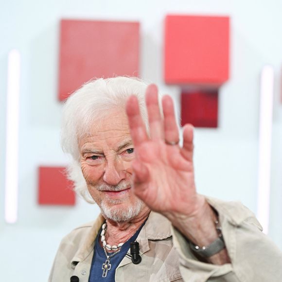 Hugues Aufray lors de l'enregistrement de l'émission "Vivement dimanche" à Paris, France, le 9 septembre 2025 et diffusée le 12 octobre 2025 sur France 3. © Guillaume Gaffiot/Bestimage

|Exclusif - Enregistrement de l'émission "Vivement dimanche" à Paris, diffusée le 12 octobre 2025 sur France 3