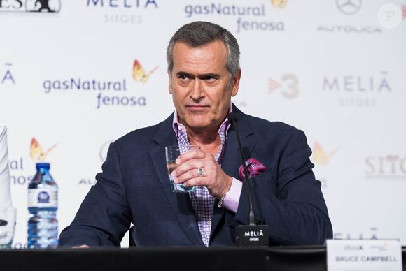 Bruce Campbell se voit ainsi contraint d'annuler ses prochaines apparitions publiques et conventions pour se consacrer à son traitement.

L'acteur américain Bruce Campbell lors de la conférence de presse du prix Màquina del Temps au Festival de Cine Fantastico de Sitges à Barcelone. 12 octobre, Espagne. 2016. Photo by BorjaB.Hojas/AlterPhotos/ABACAPRESS.COM