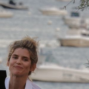 Alice Taglioni a donné son premier concert au piano aux côtés d’Hélène Berger dans le cadre du Cap Ferret Music Festival, le 11 juillet 2022, au Canon, à Légué (Cap Ferret). Laurent Delahousse et Sarah Poniatowski étaient présents. Photo de Thibaud Moritz/ABACAPRESS.COM - POOL BESTIMAGE