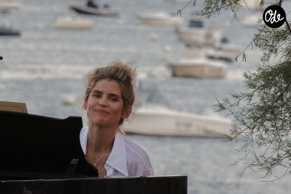 Alice Taglioni a donné son premier concert au piano aux côtés d’Hélène Berger dans le cadre du Cap Ferret Music Festival, le 11 juillet 2022, au Canon, à Légué (Cap Ferret). Laurent Delahousse et Sarah Poniatowski étaient présents. Photo de Thibaud Moritz/ABACAPRESS.COM - POOL BESTIMAGE
