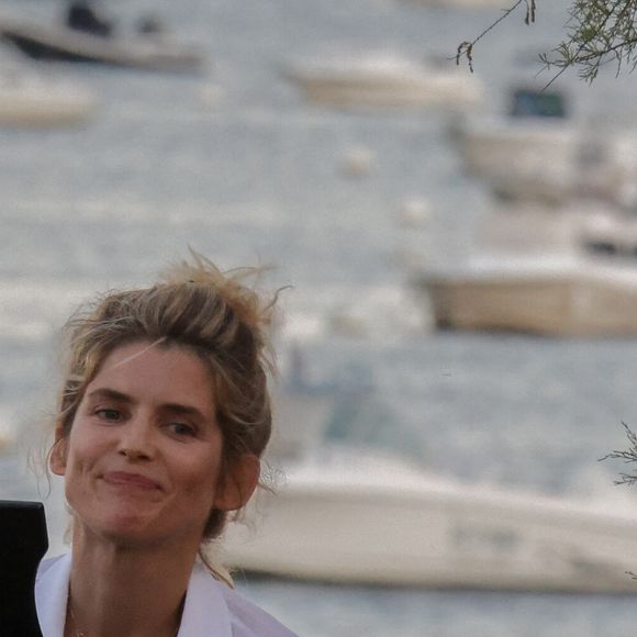 Alice Taglioni a donné son premier concert au piano aux côtés d’Hélène Berger dans le cadre du Cap Ferret Music Festival, le 11 juillet 2022, au Canon, à Légué (Cap Ferret). Laurent Delahousse et Sarah Poniatowski étaient présents. Photo de Thibaud Moritz/ABACAPRESS.COM - POOL BESTIMAGE