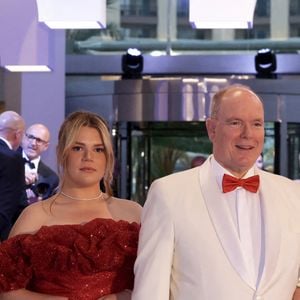 Au magazine Gala, elle a précisé : "Ma tenue a été faite sur mesure. Elle pèse 12 kilos, la porter et bouger avec est un exploit sportif, mais je voulais qu'elle rende hommage à la Croix-Rouge et à Monaco". 
Stéphane Valeri (president SBM), Bettina Ragazzoni-Janin (Tresorier Général), Camille Gottlieb, le Prince Albert II, la Princesse Charlène, Frédéric Platini (Secrétaire Général de la Croix Rouge monegasque) - 75ème édition du Gala de la Croix Rouge monégasque au Sporting Monte-Carlo à Monaco le vendredi 19 juillet 2024. © Claudia Albuquerque / Bestimage