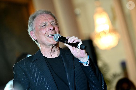 Le 11 septembre 2017, RTL avait interrogé l'artiste, après ce grave pépin de santé. "Ça fait 45 ans que je fume, expliquait-il. Et je voudrais dire à tout le monde d'arrêter de fumer (...) Maintenant, évidemment, je ne fumerai plus." Herbert Léonard durant le dîner de Gala caritatif de l'association Enfant Star et Match à l'hôtel Negresco à Nice, le 8 juin 2024. © Bruno Bebert / Bestimage